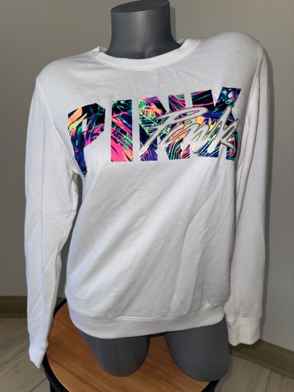 Victoria’s Secret PINK White Crewneck Sweatshirt woman’s/girls xs